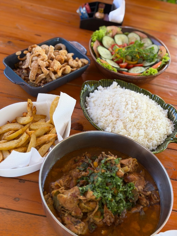 Frango Caipira (Arroz, feijão e salada)